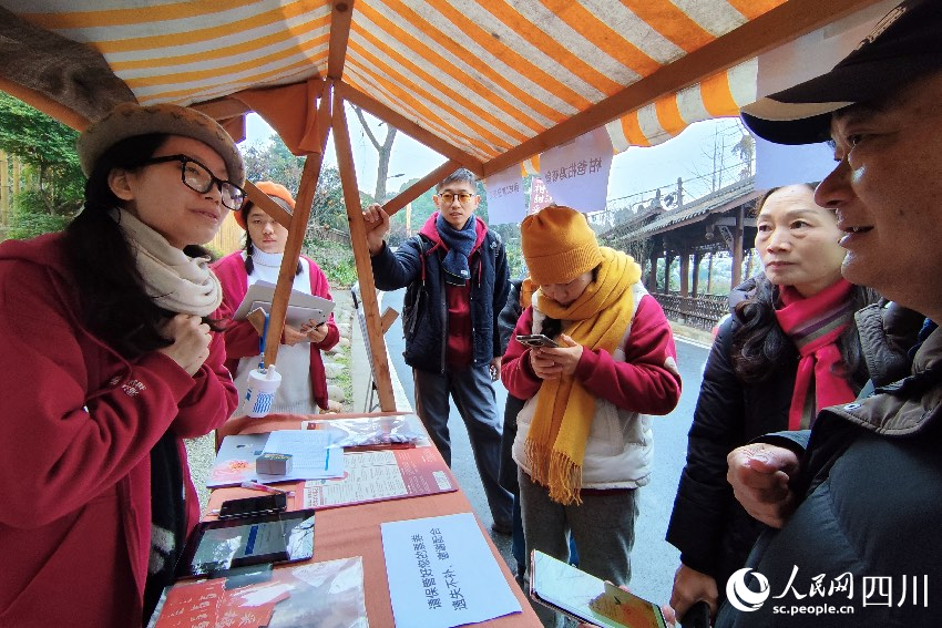 1月6日，“2024成都蒲江柑甜采摘節(jié)”上，記者見到了小萌（左一）和許多年輕人忙著做訪客接待、現(xiàn)場布置、票務(wù)核對(duì)、采摘服務(wù)等工作。人民網(wǎng)記者朱虹攝