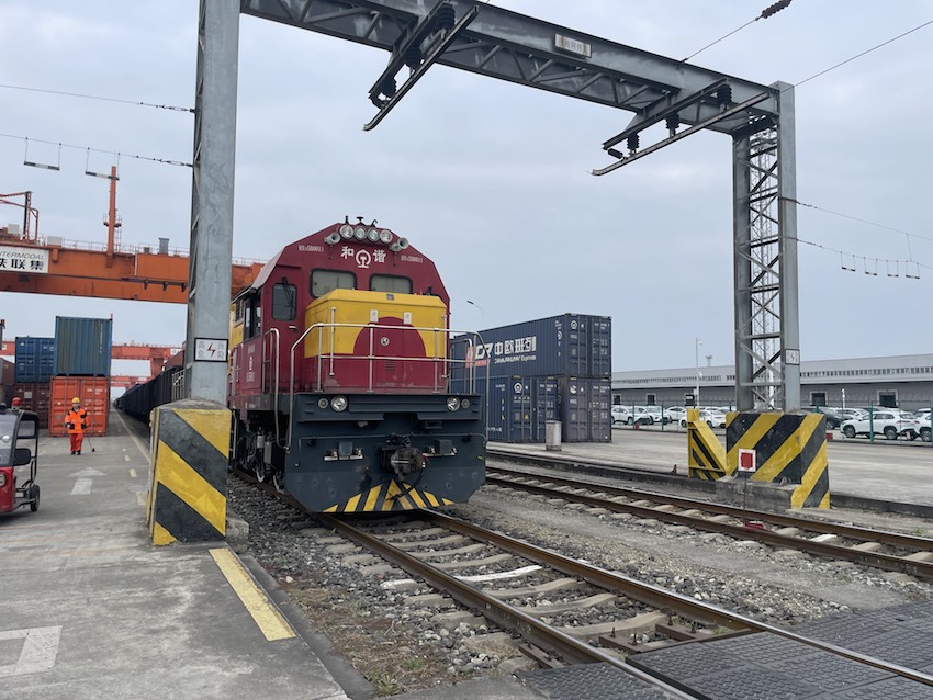 滿載貨物的列車整裝待發。蜀道集團供圖