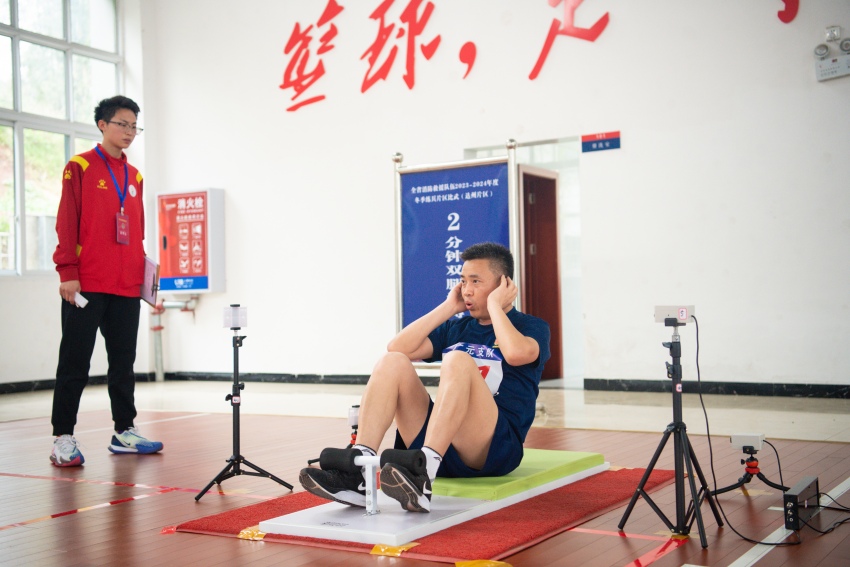 消防員在進行仰臥起坐比賽。廣元市消防救援支隊供圖
