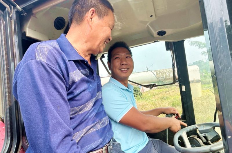 龍馬潭區雙加鎮涼坳村90后“新農人”宋昭云（右）入選瀘州市“我們村的年輕人”領頭雁培養計劃。朱菊云供圖