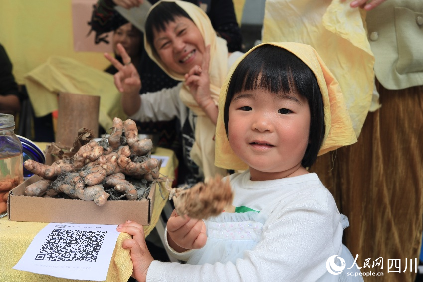 市集上的孩子。人民網(wǎng)記者 朱虹攝