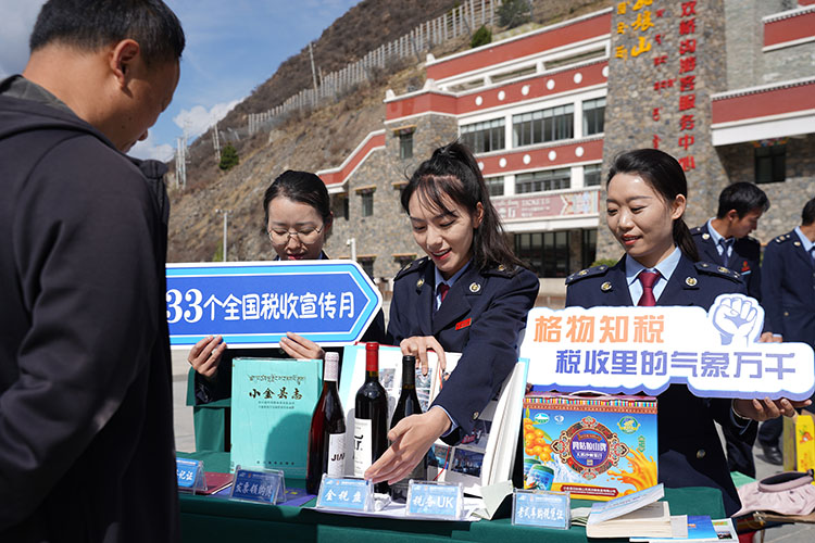 國家稅務總局小金縣稅務局在景區門口設置“流動稅宣站”。四川省稅務局供圖