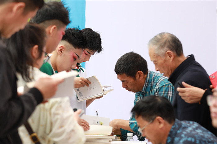群眾積極參加現(xiàn)場活動。夏俊林攝
