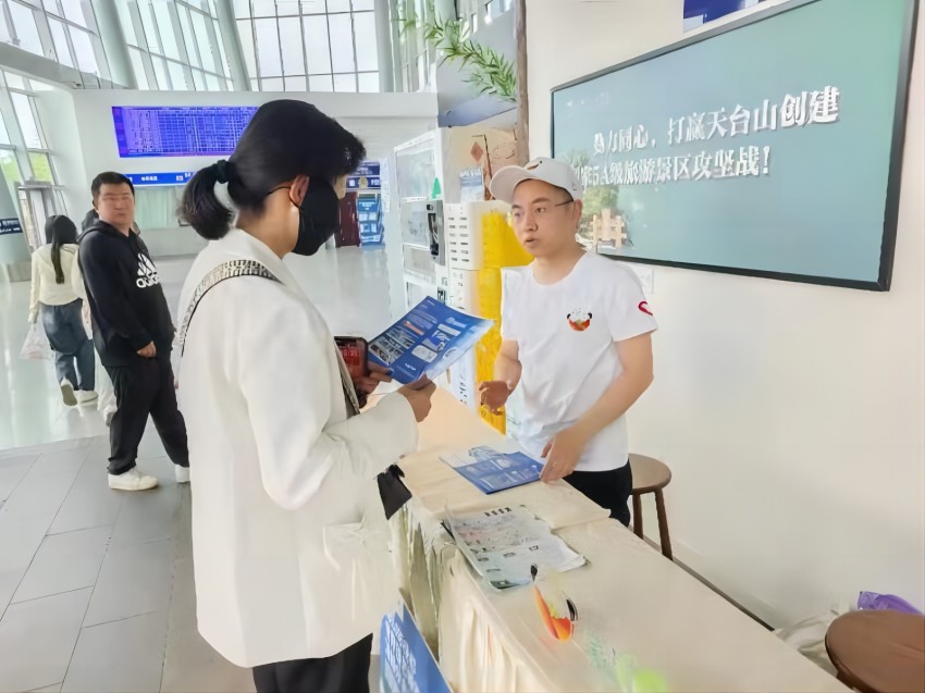 邛崍市成雅高鐵邛崍站城市志愿服務小站。共青團成都市委供圖