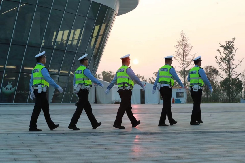 民警正在執(zhí)行成都世園會(huì)安保工作。成都公安供圖