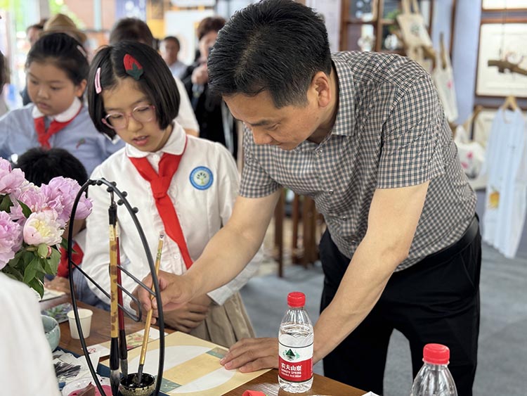 爾雅軒水墨工作坊嘉賓體驗(yàn)。成都市青羊區(qū)實(shí)驗(yàn)小學(xué)青華分校供圖