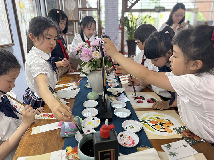 爾雅軒水墨工作坊學(xué)生體驗(yàn)。成都市青羊區(qū)實(shí)驗(yàn)小學(xué)青華分校供圖