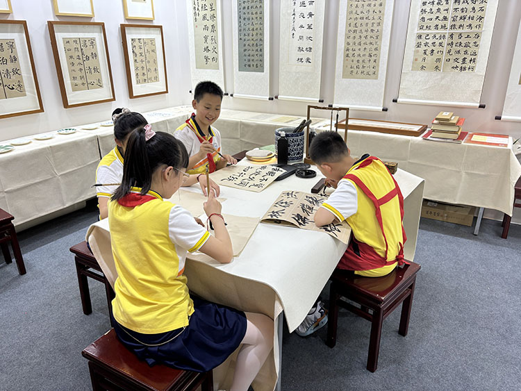 同學們練書法。成都市泡桐樹中學供圖