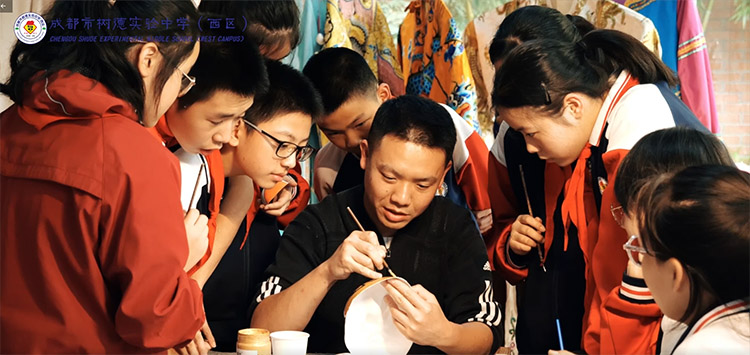 同學們正在學畫臉譜。成都市樹德實驗中學（西區）供圖