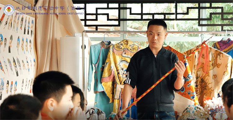 專業老師正在給同學們上課。成都市樹德實驗中學（西區）供圖