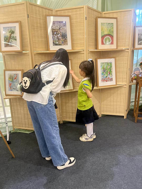 小學生向市民介紹作品內容。成都市草堂小學供圖
