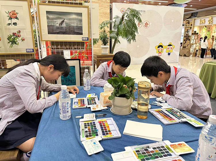 學生創作水彩畫。成都市草堂小學供圖