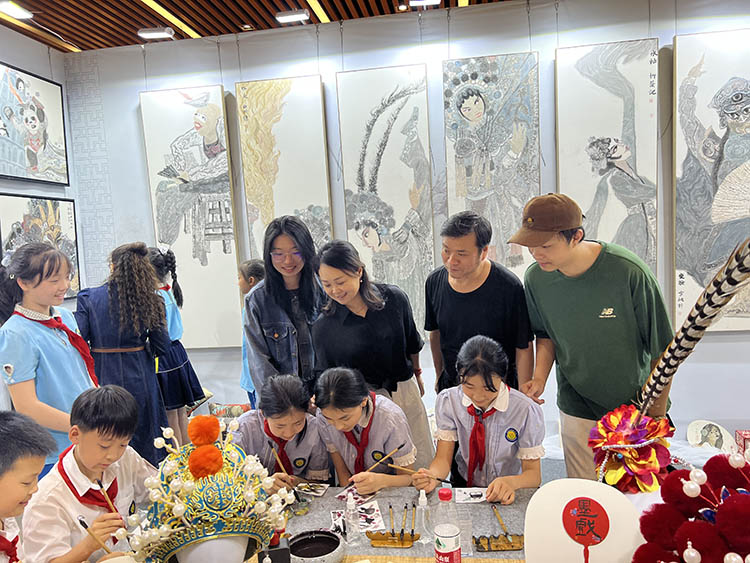 家長觀看學生創作作品。成都市泡桐樹小學境界分校供圖