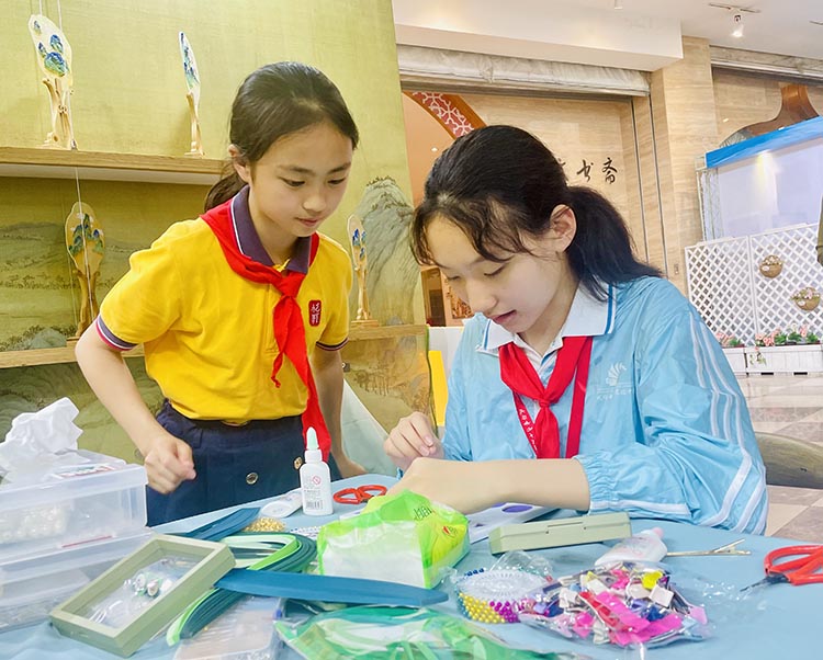 學生制作紙藝。成都市東城根街小學供圖