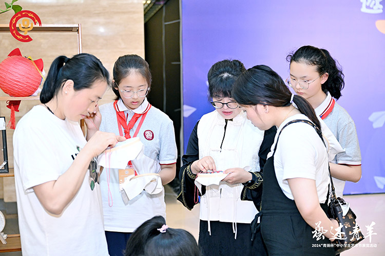 老師教學(xué)生做十字繡。成都市文翁實(shí)驗(yàn)中學(xué)供圖