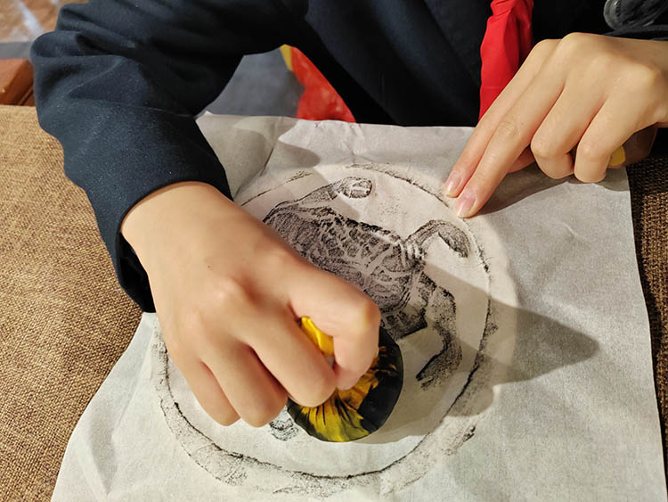 一位學生正在拓印。成都市青羊實驗中學附屬小學供圖