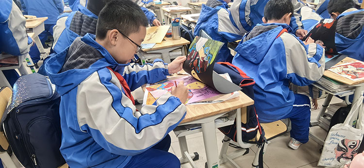 課堂上的同學正在作畫。青羊實驗中學供圖
