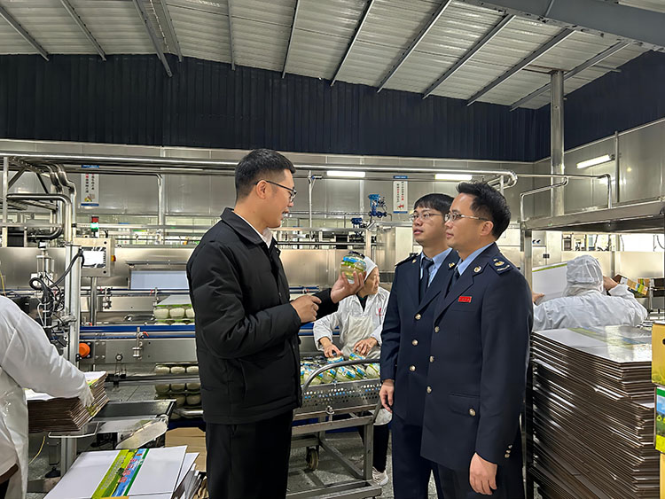 企業相關人員向稅務干部介紹產品的市場拓展情況。達州市稅務局供圖