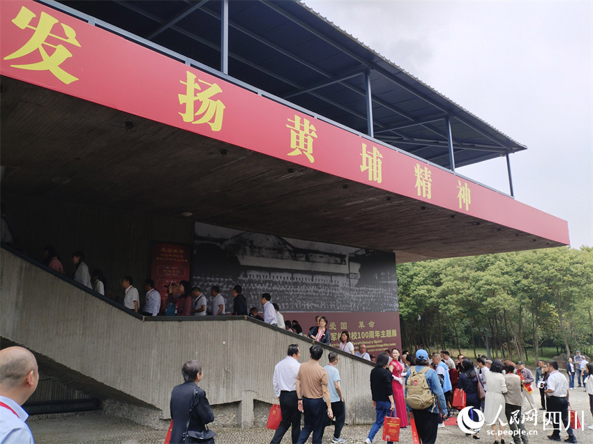 參觀人群絡(luò)繹不絕。人民網(wǎng)記者 劉海天攝