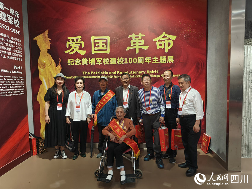 陪同黃埔老兵合影。人民網(wǎng)記者 劉海天攝