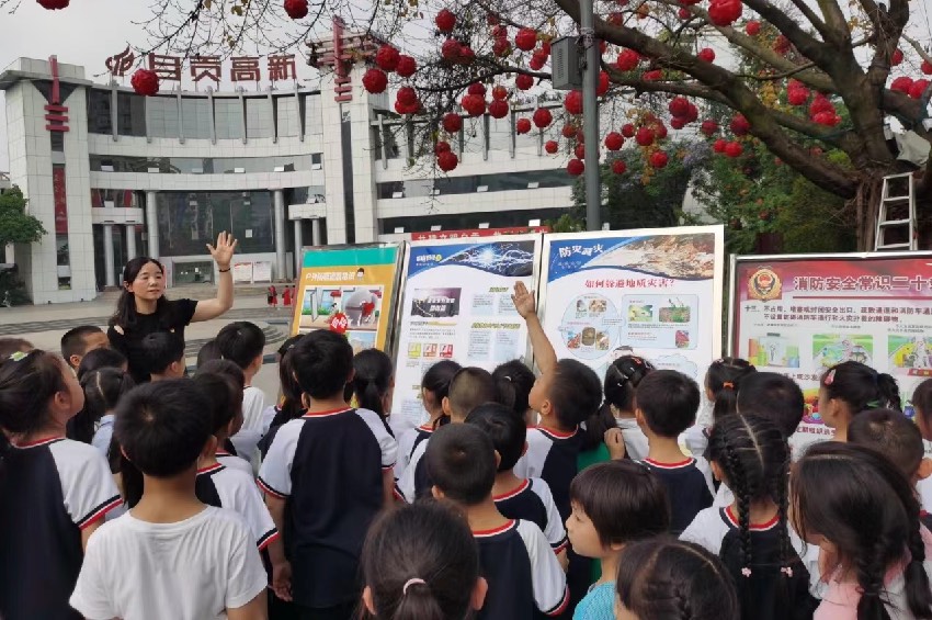 5月9日，自貢市匯東實(shí)驗(yàn)小學(xué)春華校區(qū)組織開(kāi)展防震減災(zāi)科普活動(dòng) 。自貢市應(yīng)急管理局供圖