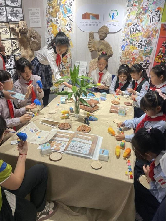 學生們正在創作作品。成都市泡桐樹小學供圖