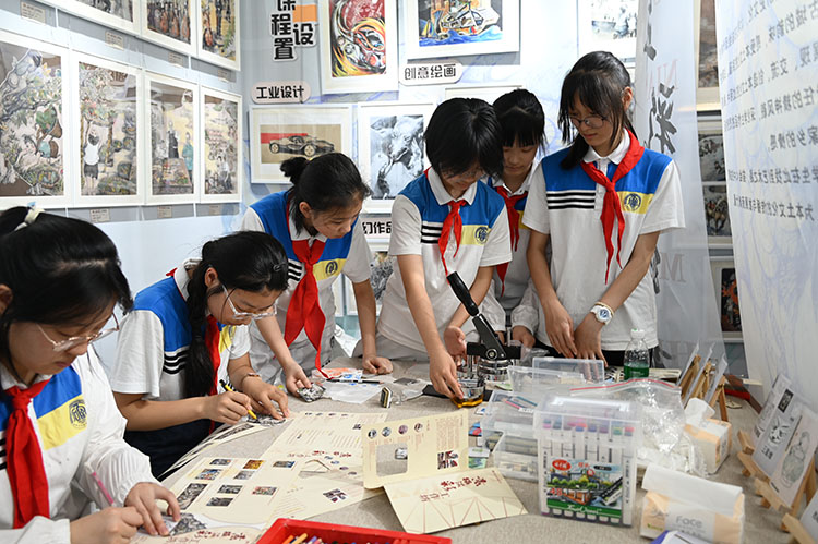 學生正在創作作品。成都市石室聯合中學供圖