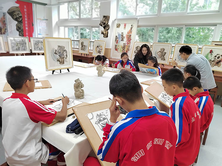 老師輔導學生創作。成都市樹德實驗中學供圖
