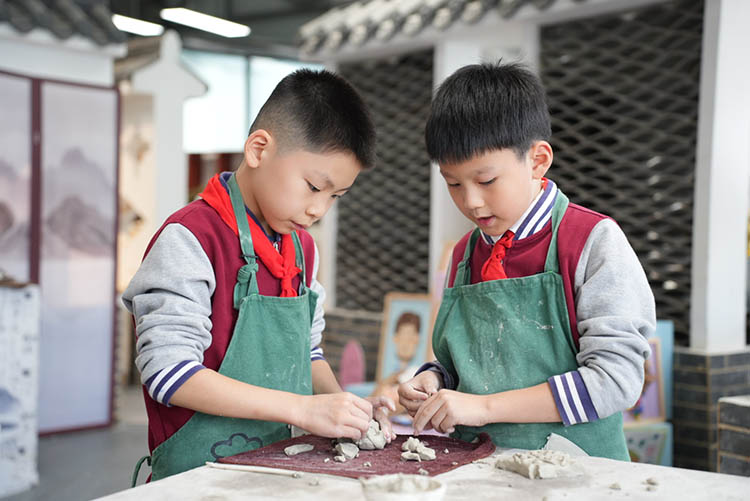 兩位學生正在做陶藝。成都市同輝（國際）學校供圖