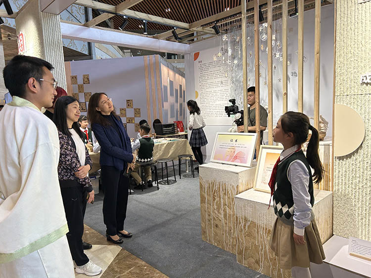 市民參觀工作坊。成都市同輝（國際）學校供圖