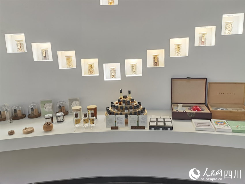 中草藥精油產(chǎn)品。人民網(wǎng) 郭瑩攝