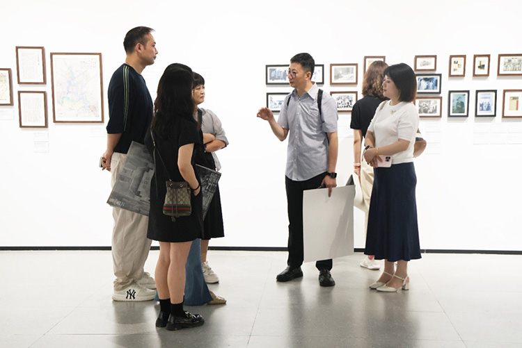 展覽現場交流。翠屏區融媒體中心供圖