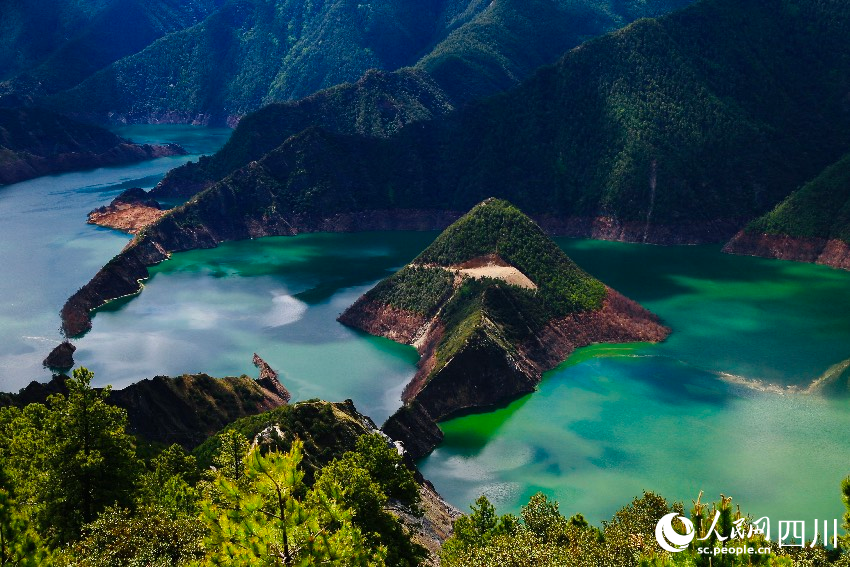 美麗的天龍湖。人民網(wǎng)記者 朱虹攝