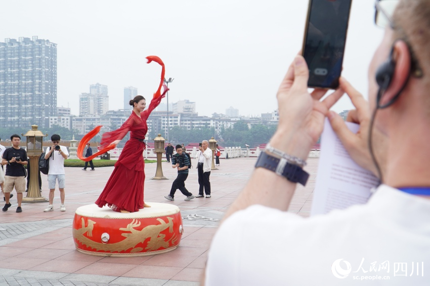 踩線團(tuán)嘉賓舉起手機(jī)記錄表演精彩時(shí)刻。人民網(wǎng) 趙祖樂(lè)攝
