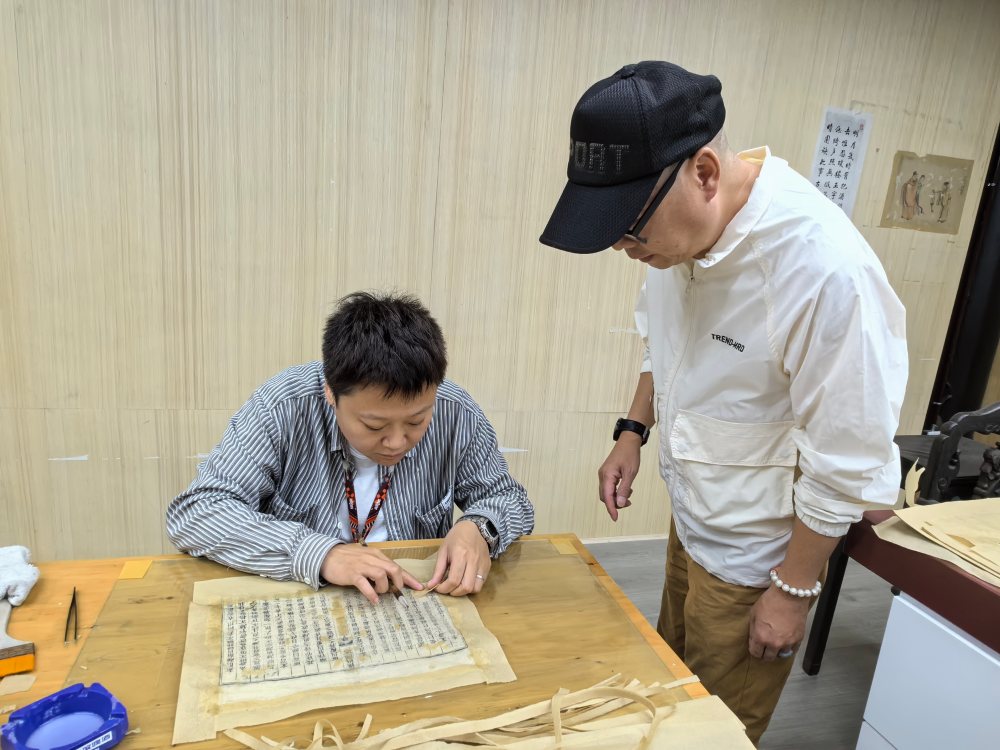 三蘇祠工作人員正在修復(fù)古籍。眉山市文廣旅局供圖