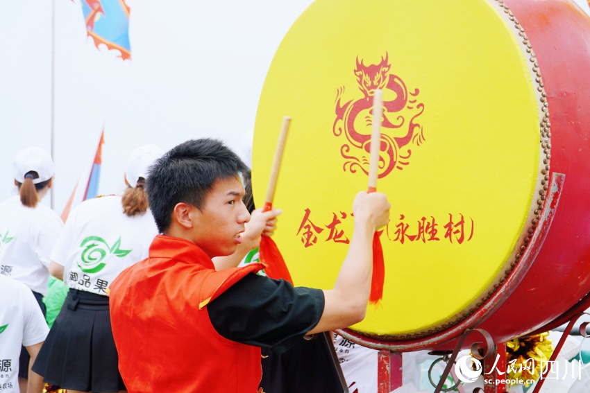 鼓手為比賽隊伍擊鼓助力。人民網 趙祖樂攝