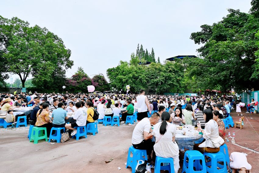 千桌萬人豆花宴現場。東坡區委宣傳部供圖