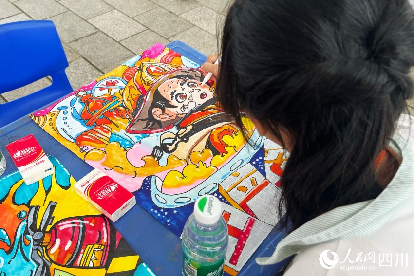 小朋友們用他們喜愛的方式描繪心中的安全世界。人民網(wǎng) 彭茜攝