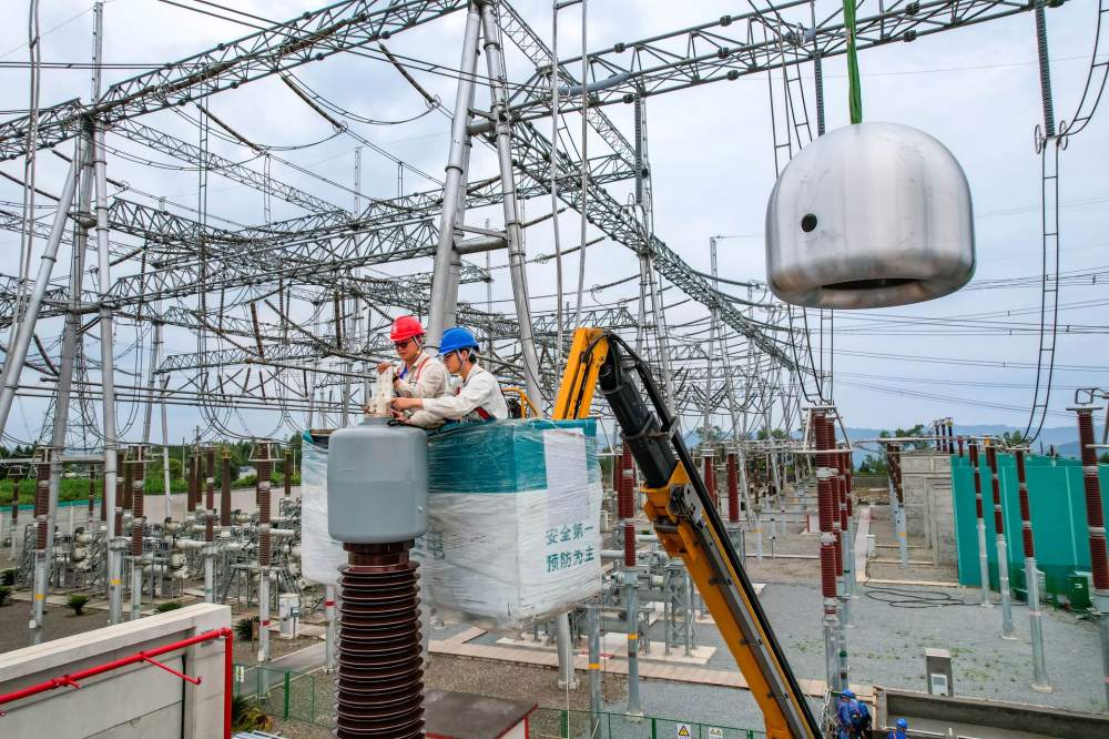 國網巴中供電公司員工正在安裝均壓罩。王志剛攝