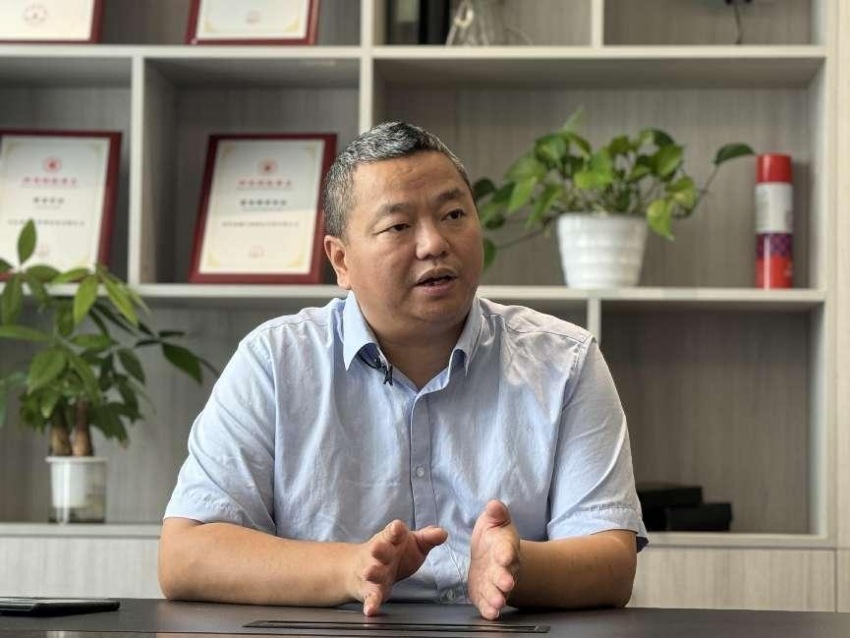 四川國際商會招投標專委會會長陳繼華受訪圖。王凡攝