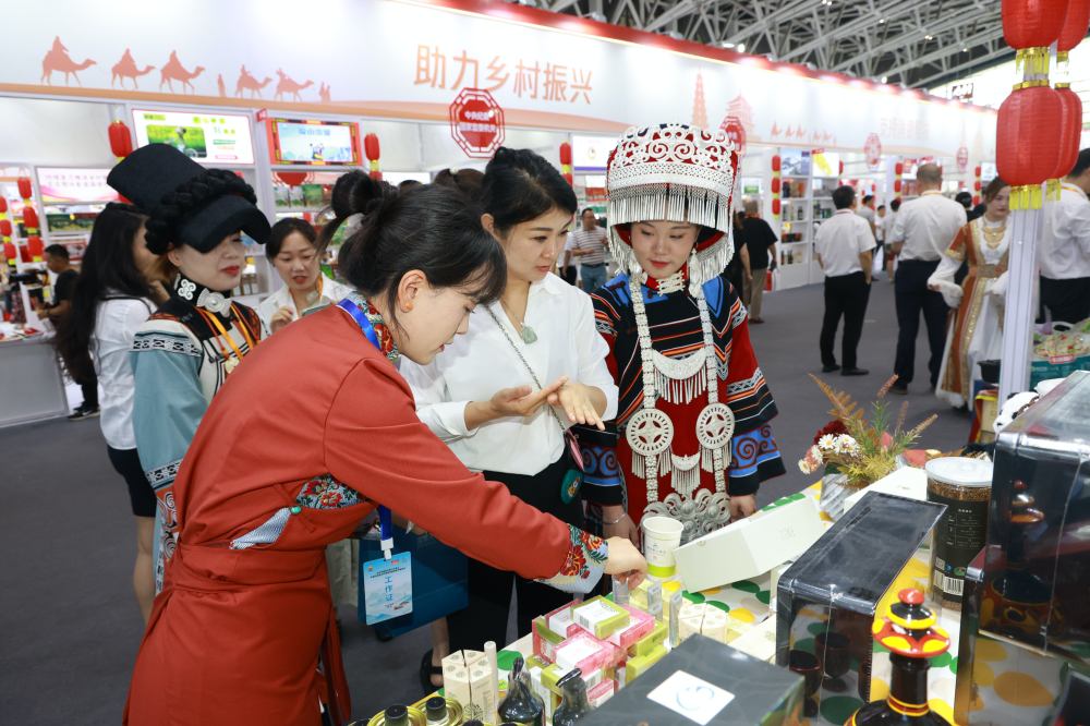 央企消費幫扶聚力行動之中國石油昆侖好客第四屆購物節四川銷售公司展區現場。張悅攝 