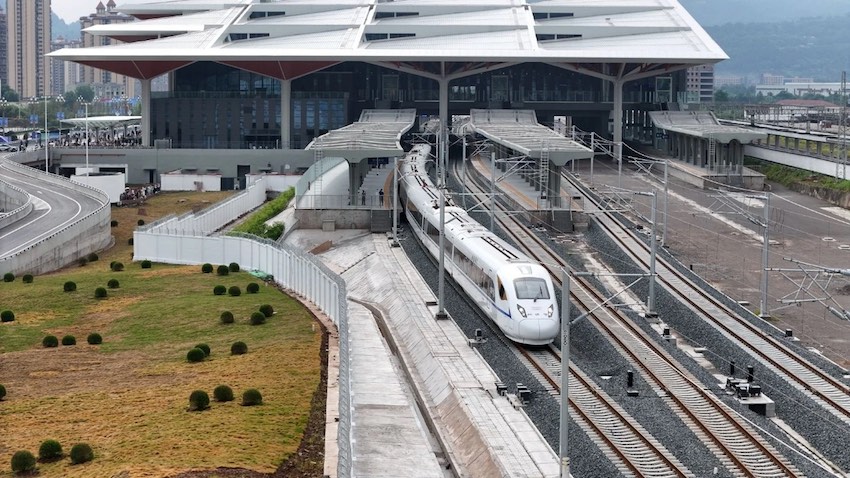 首發(fā)動車組列車從巴中東站駛出。中國鐵路成都局集團有限公司供圖