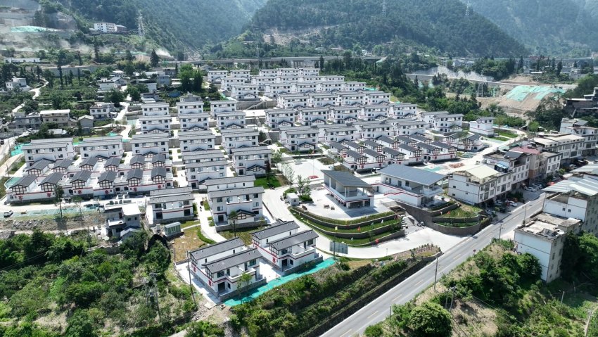 瀘定縣得妥鎮(zhèn)北頭村統(tǒng)規(guī)統(tǒng)建安置點。瀘定縣委宣傳部供圖