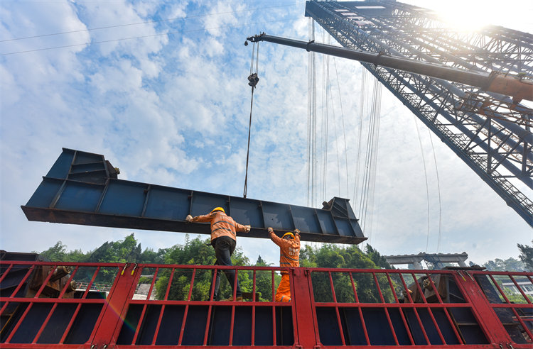 修建中的鎮(zhèn)廣高速白馬渠江特大橋。張國盛攝