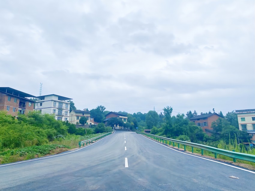 寬闊平整的柏油路。通川區融媒體中心供圖