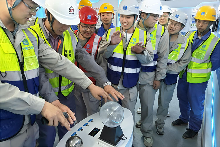 工友、管理人員感受觸電體驗。中建深裝西南公司供圖