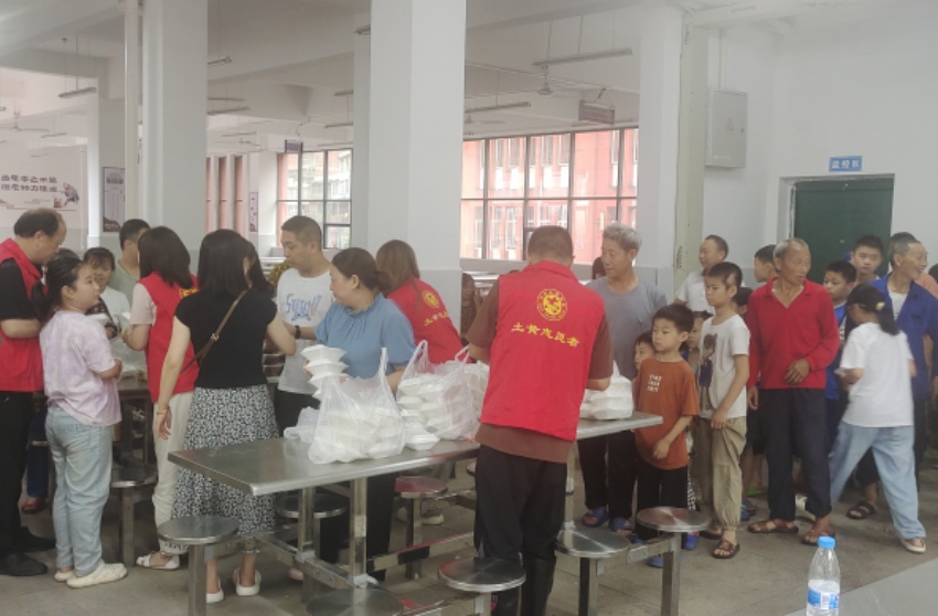 臨時安置點群眾們正在領(lǐng)取盒飯。宣漢縣委宣傳部供圖