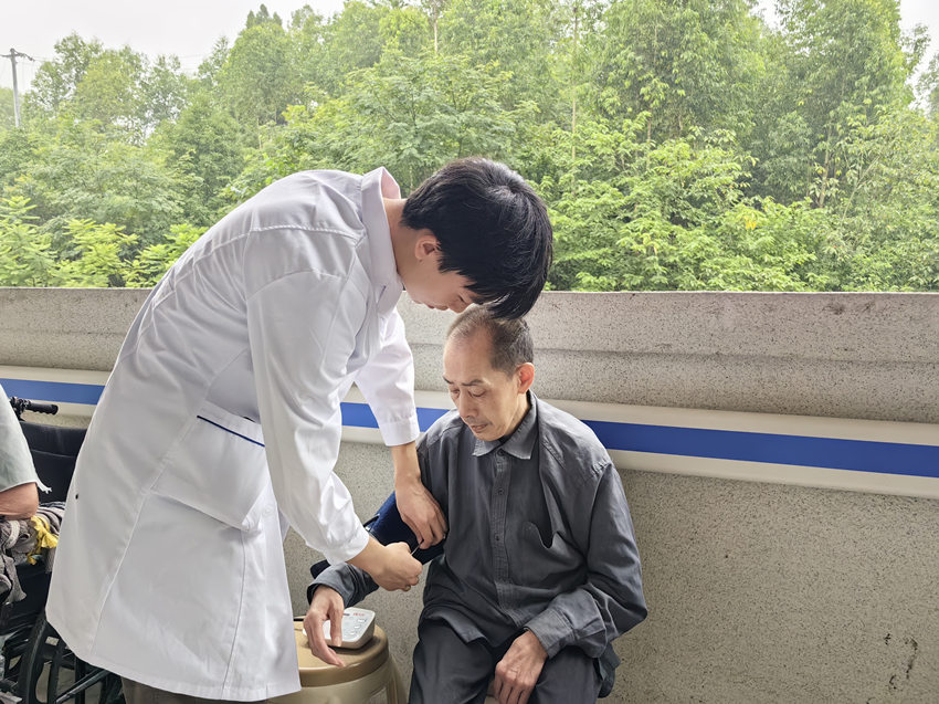 護(hù)士姚炎鋒在給老人測(cè)量血壓。姜曉鳳攝