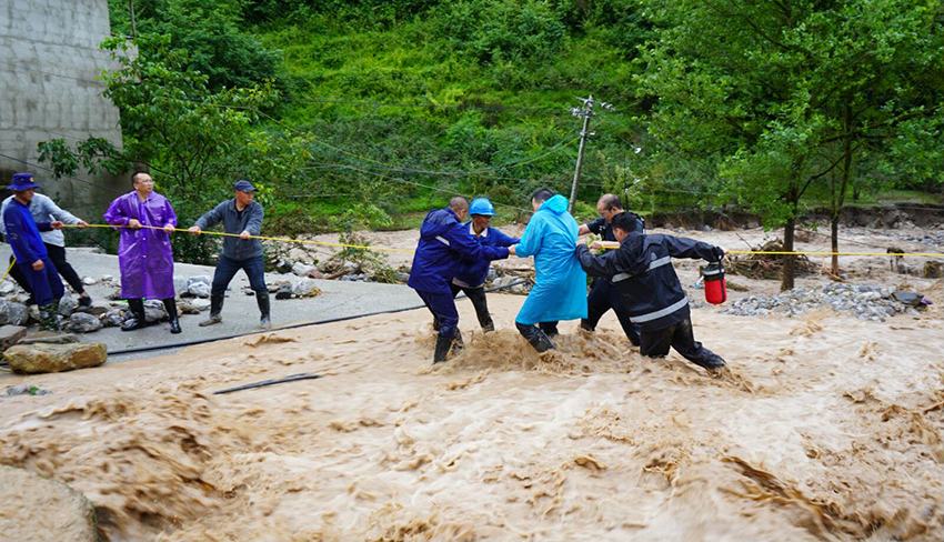 直擊四川漢源搶險救災現場:各部門積極搶險救援。雅安市融媒體中心、漢源縣融媒體中心供圖