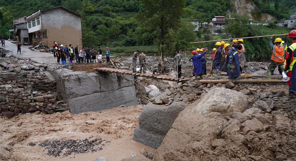 直擊四川漢源搶險救災現場:搭建便橋。雅安市融媒體中心、漢源縣融媒體中心供圖
